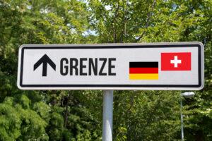 Ein Schild und Grenze zwischen Deutschland und Schweiz
