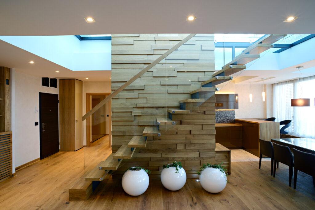 Moderne Treppe aus Holz und Glas nach Maß.