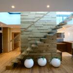 Moderne Treppe aus Holz und Glas nach Maß.