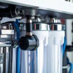 Moderne Wasser Entkalkungsanlage unter der Spüle mit Anschlüssen und Filtereinheiten für kalkfreies Trinkwasser