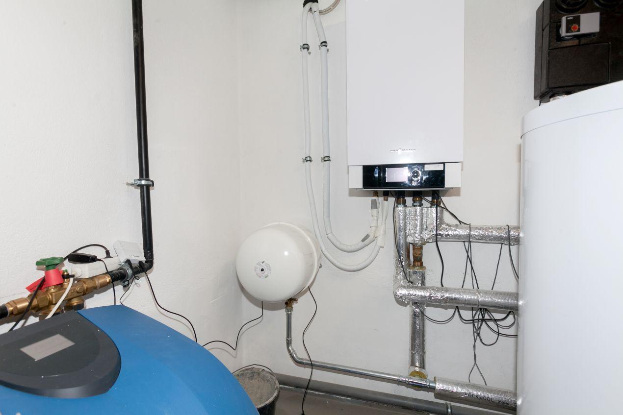 Hausanschlussraum mit Wasser Entkalkungsanlage, Boiler und Leitungen zur Enthärtung des Leitungswassers