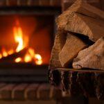 Gemütliches Wohnzimmer mit Holzofen in München