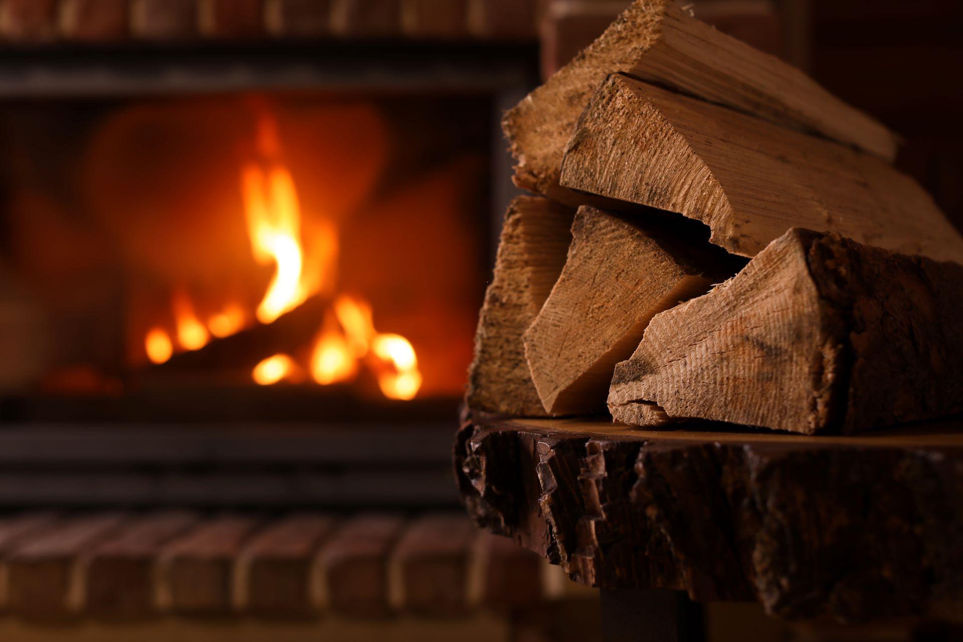 Gemütliches Wohnzimmer mit Holzofen in München