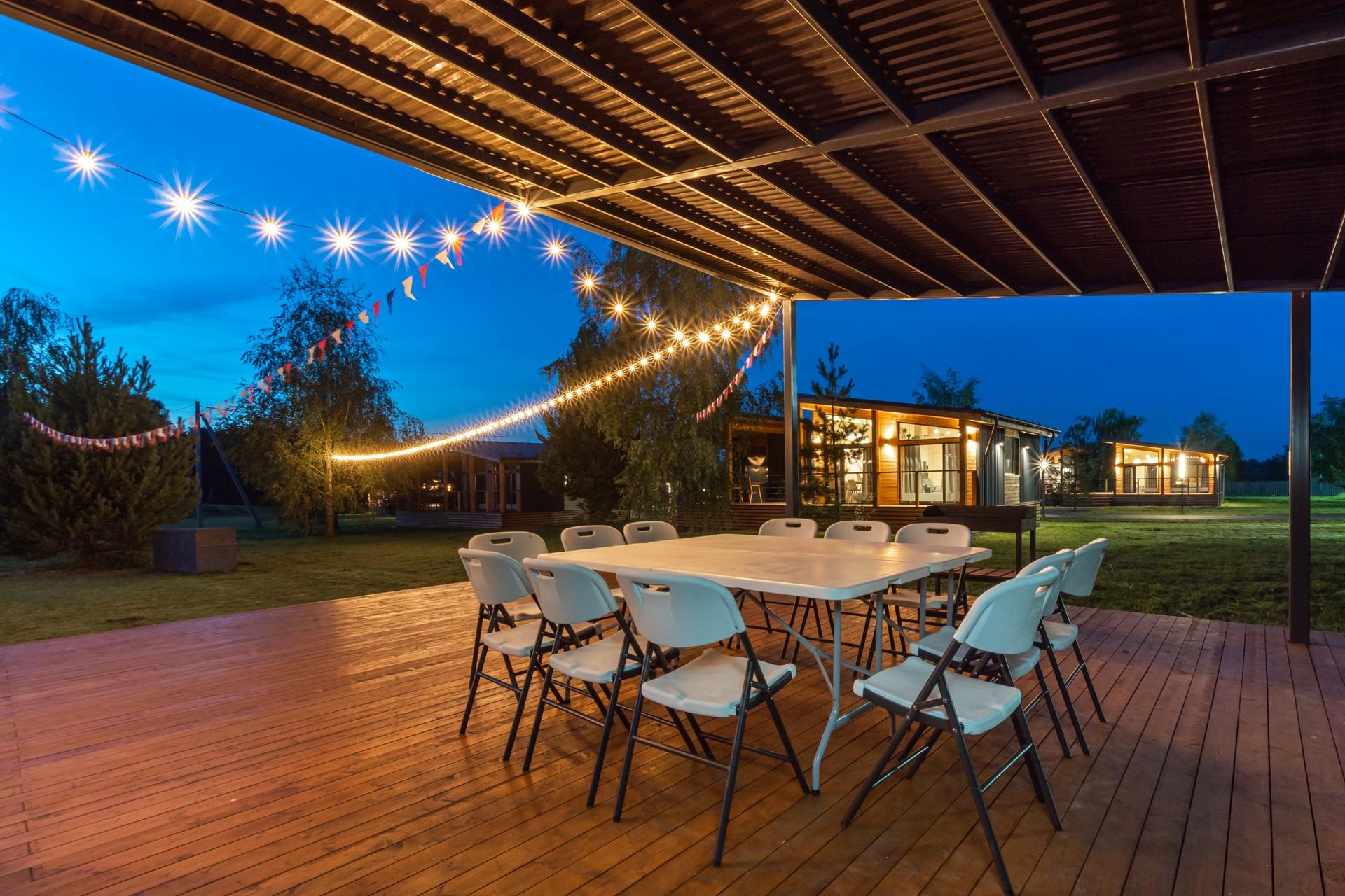 Terrasse mit Lichterkette und Stehtischhussen