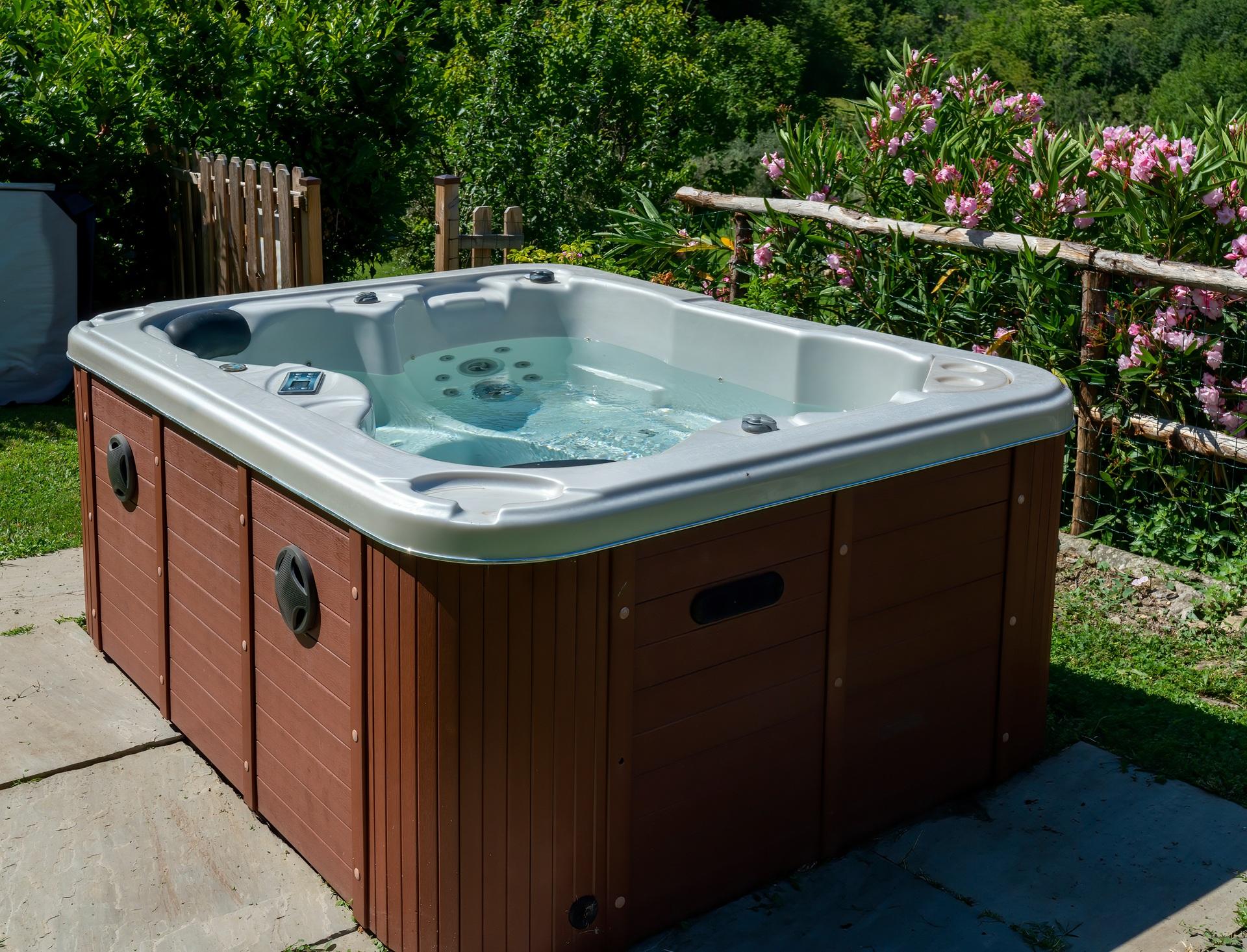 Whirlpool im Garten mit Blumen und Sonne | Hot Tubs